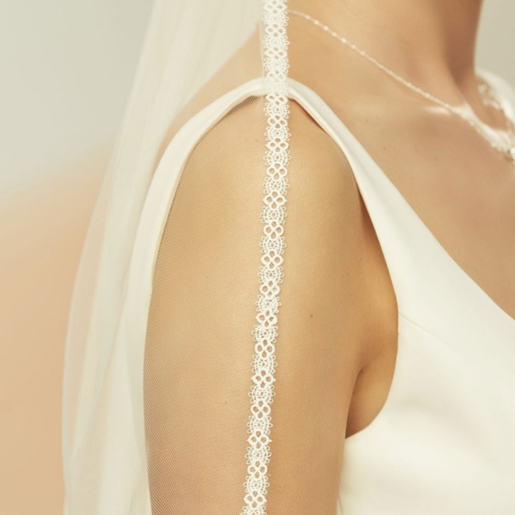 Velo bianco avorio a un piano con bordo stretto in pizzo S400