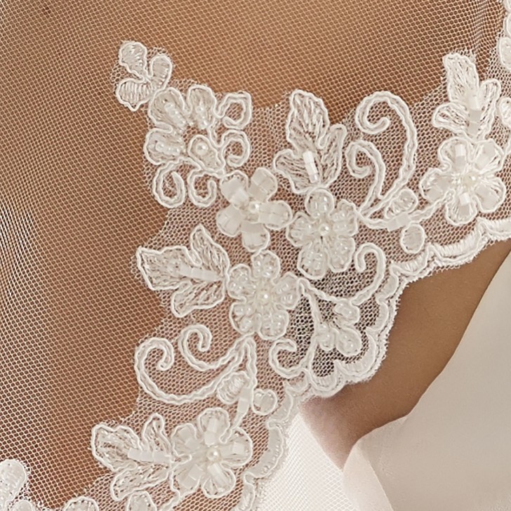 Bianco Velo da cattedrale a due piani con bordi in pizzo e perline S258