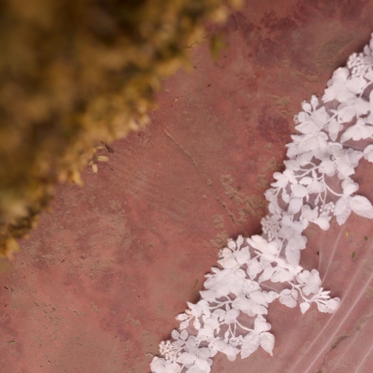 Bianco Elfenbein einreihig 3D Blume und Spitze Royal Länge Schleier S533