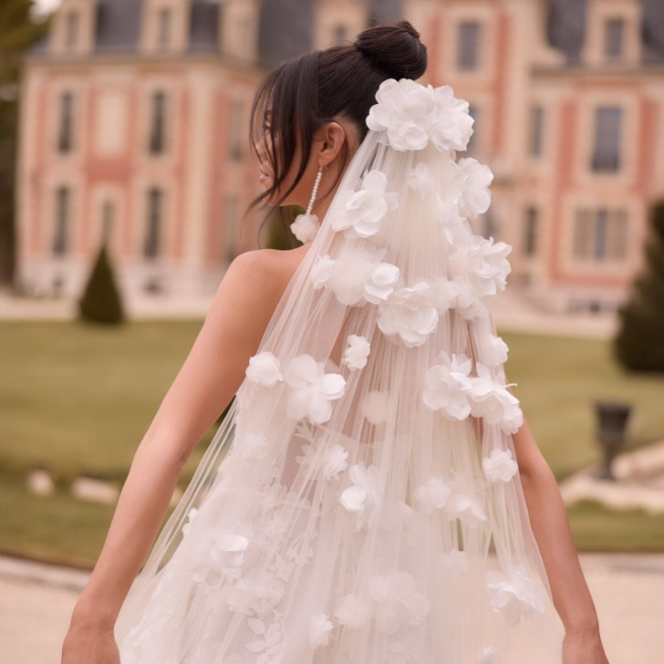 Bianco Ivory Single Tier 3D Flower Cathedral Veil S546