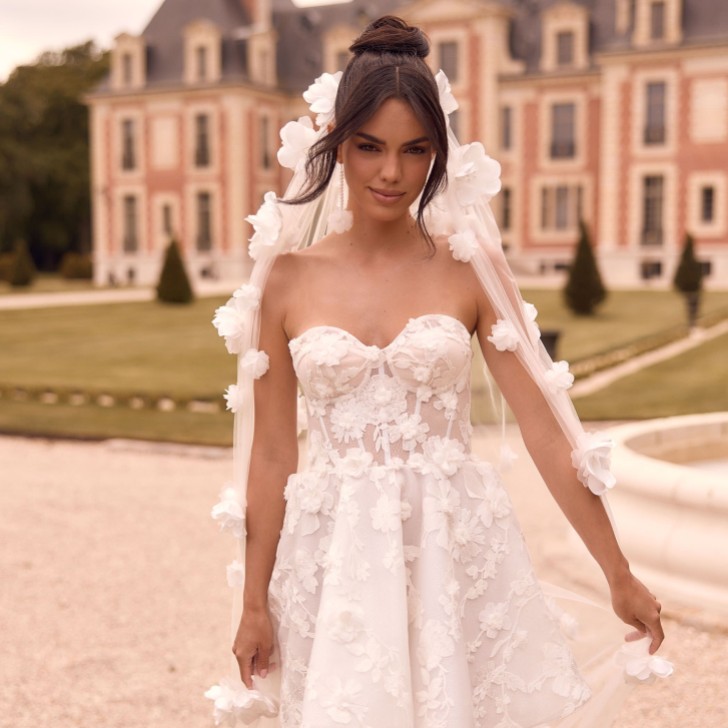 Bianco Ivory Single Tier 3D Flower Cathedral Veil S546