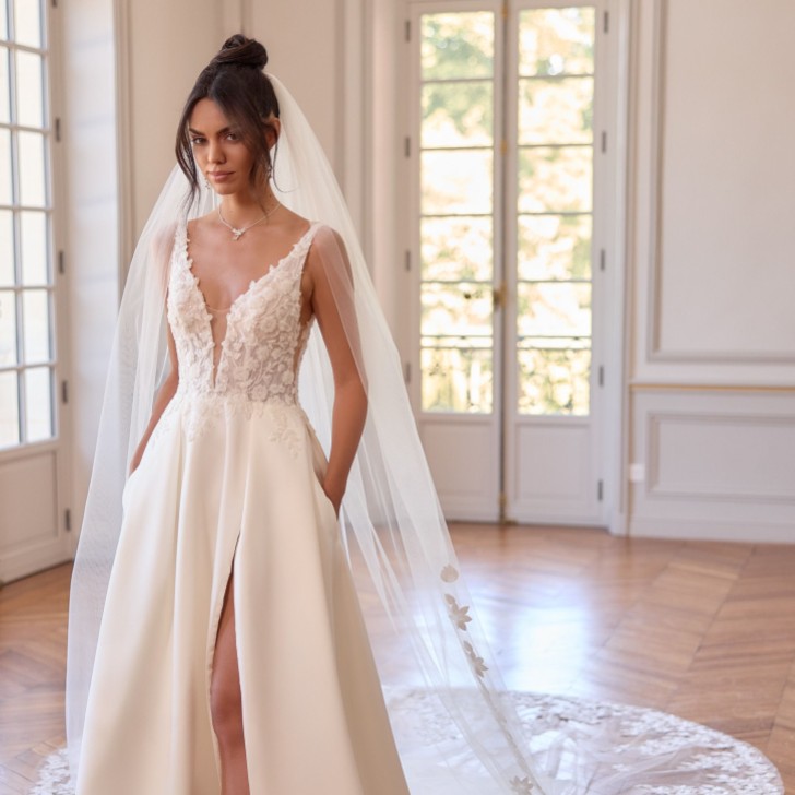 Bianco Ivory Single Tier 3D Flower Royal Length Veil S550