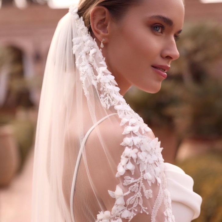 Bianco Ivory Single Tier Beaded 3D Flower Fingertip Veil S538