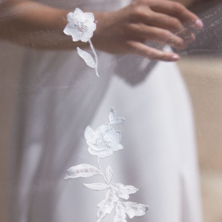 Bianco Elfenbein einstufiger Kathedralenschleier mit Spitzenapplikationen S519