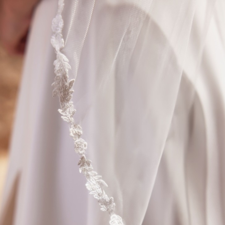 Bianco Ivory Single Tier Narrow Lace Edge Fingertip Veil S508