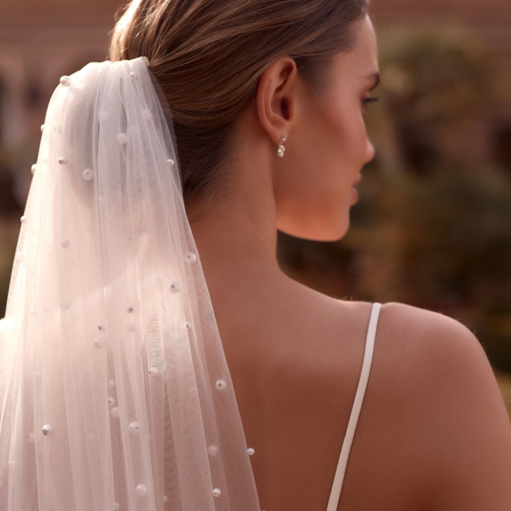 Bianco Ivory Single Tier Scattered Pearl Floor Length Veil S544