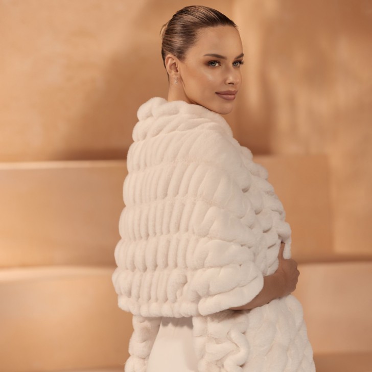 Bianco Ivory Wide Faux Fur Shawl E444