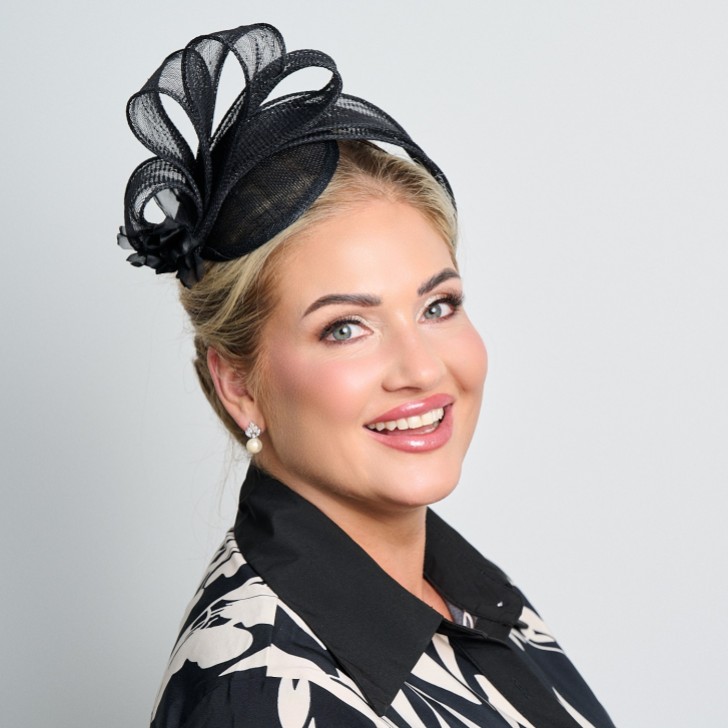 Schwarz Einfache Seite Falte Sinamay Hochzeit Fascinator