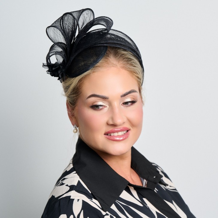 Schwarz Einfache Seite Falte Sinamay Hochzeit Fascinator