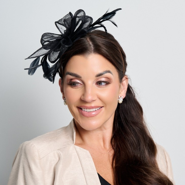Schwarzer Sinamay und Feder Hochzeit Fascinator