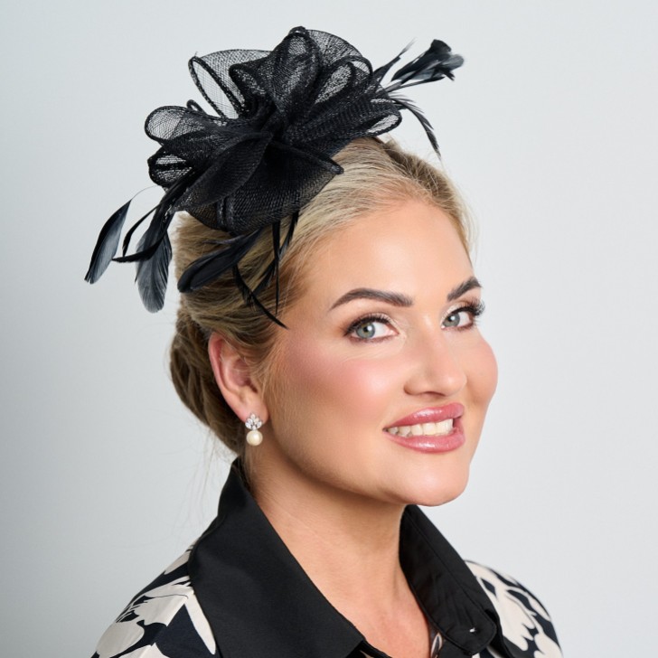 Schwarzer Sinamay und Feder Hochzeit Fascinator