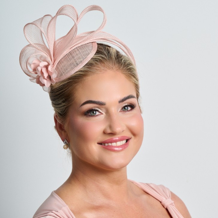 Blush Pink Einfache Seite Falte Sinamay Hochzeit Fascinator