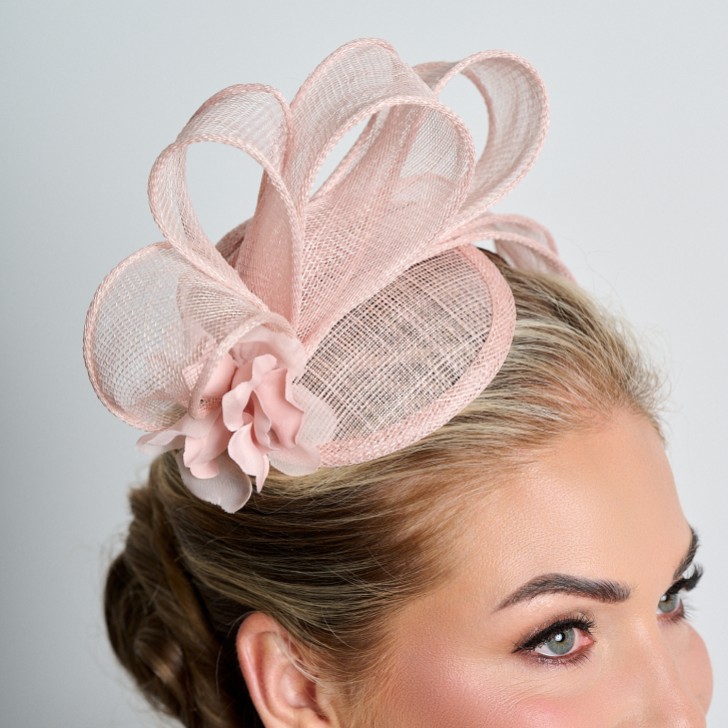 Blush Pink Einfache Seite Falte Sinamay Hochzeit Fascinator