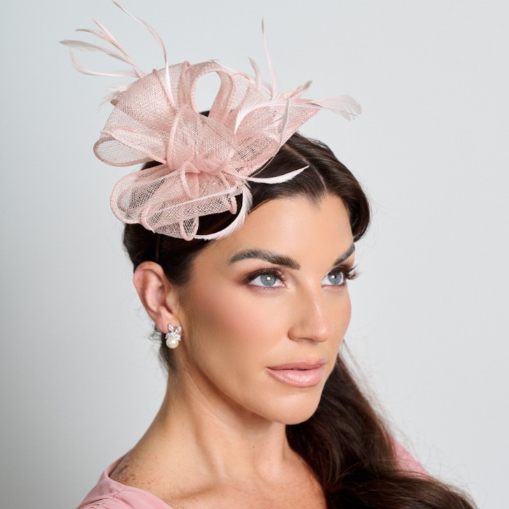 Blush Pink Sinamay und Feder Hochzeit Fascinator
