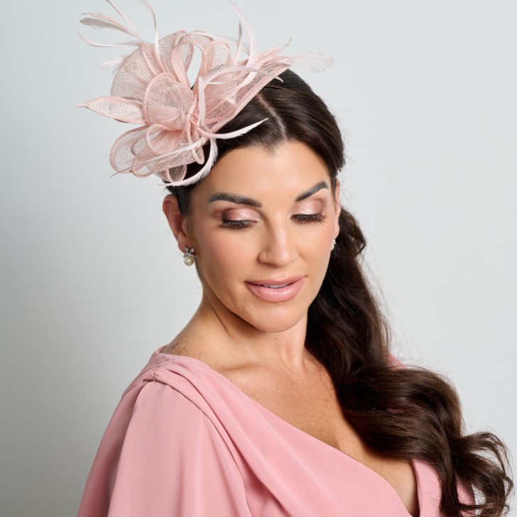 Blush Pink Sinamay und Feder Hochzeit Fascinator