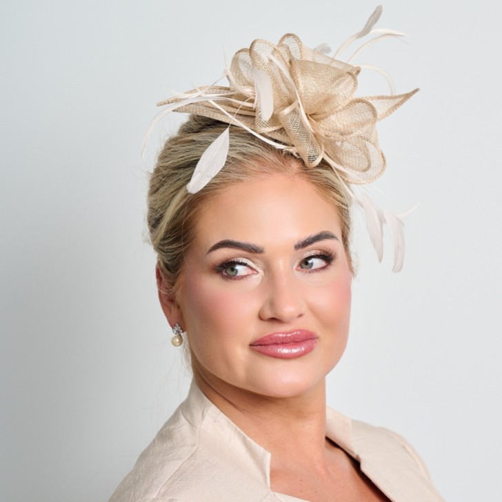 Champagner Sinamay und Feder Hochzeit Fascinator