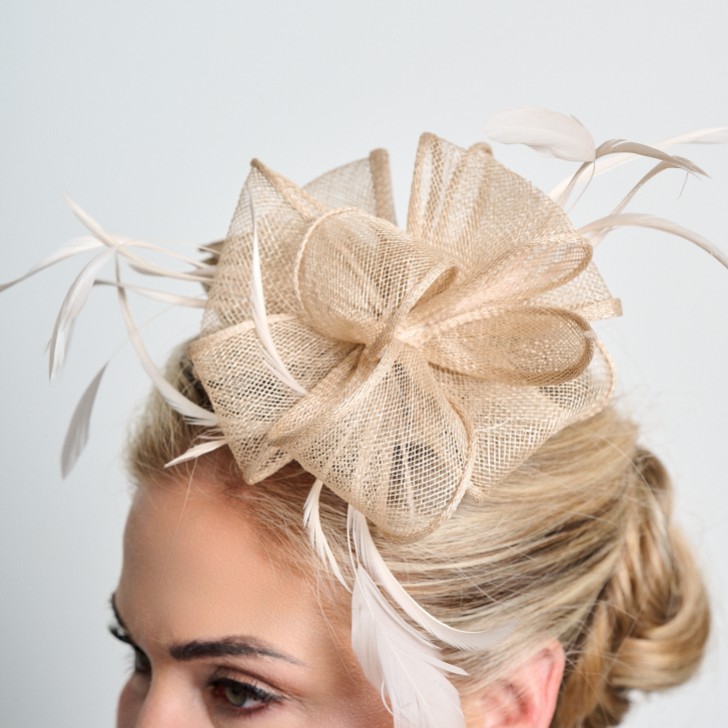 Champagner Sinamay und Feder Hochzeit Fascinator