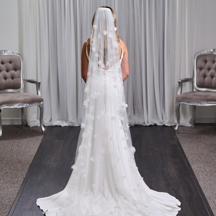 Cloverdale Elfenbein einstufig lang 3D Blume Brautschleier