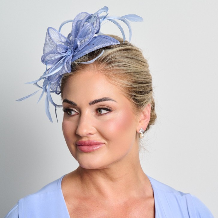 Periwinkle Sinamay und Federn Hochzeit Fascinator