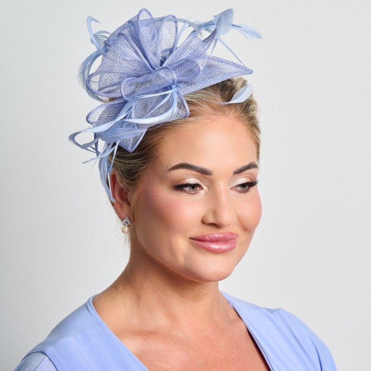 Periwinkle Sinamay und Federn Hochzeit Fascinator