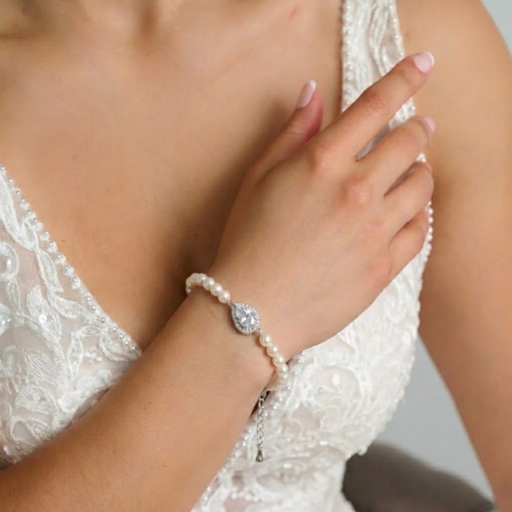 Desiree Chic Pearl Wedding Bracelet (Silver)