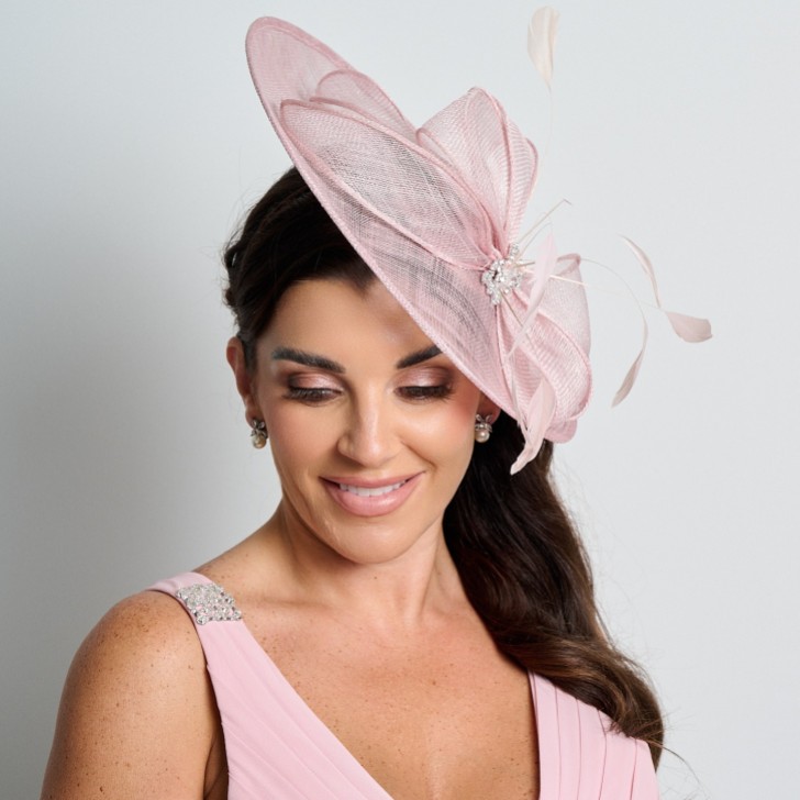 Dusky Pink Diamante Bogen große Sinamay Scheibe Hochzeit Fascinator