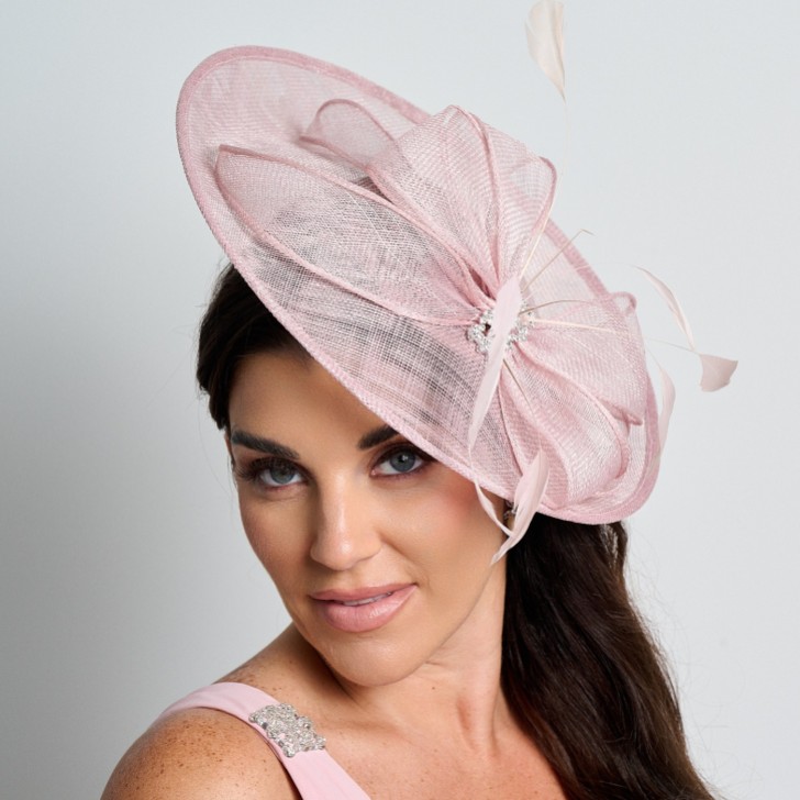 Dusky Pink Diamante Bogen große Sinamay Scheibe Hochzeit Fascinator