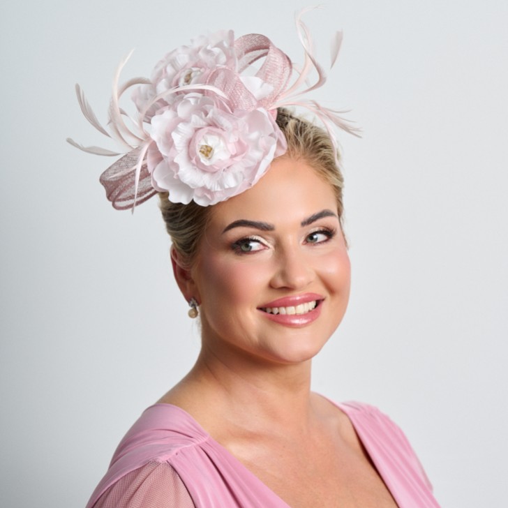 Dusky Pink Floral Feder Hochzeit Fascinator