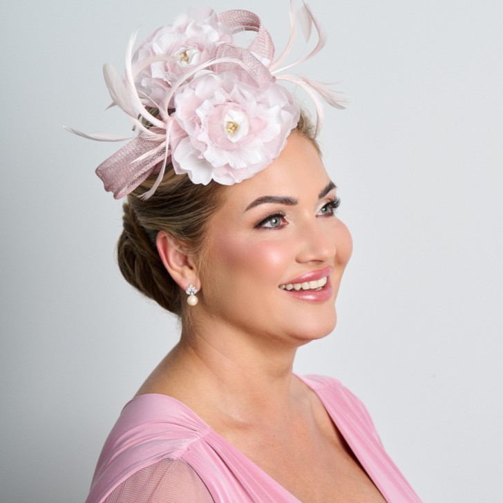 Dusky Pink Floral Feder Hochzeit Fascinator