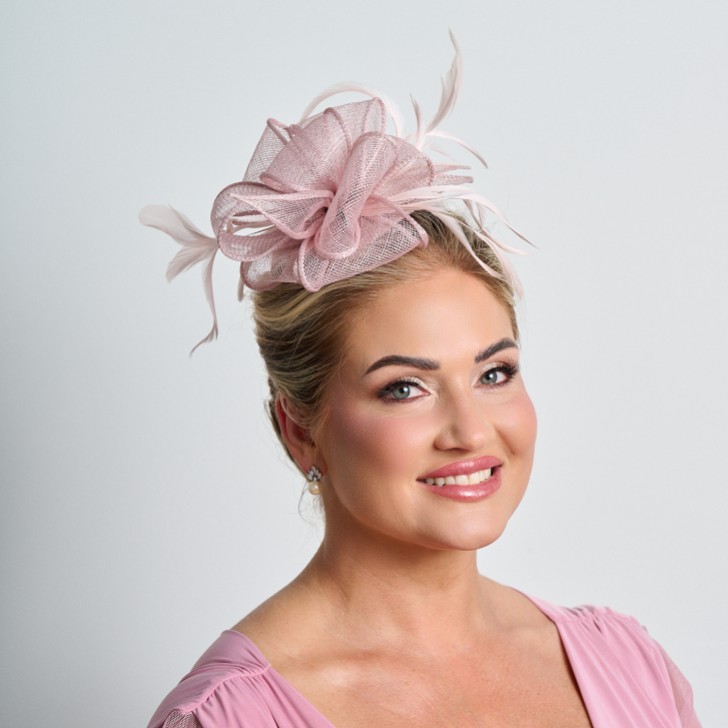 Dunkelrosa Sinamay und Federn Hochzeit Fascinator