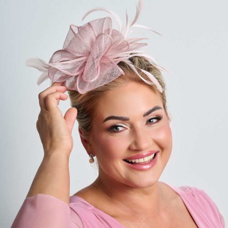 Dunkelrosa Sinamay und Federn Hochzeit Fascinator