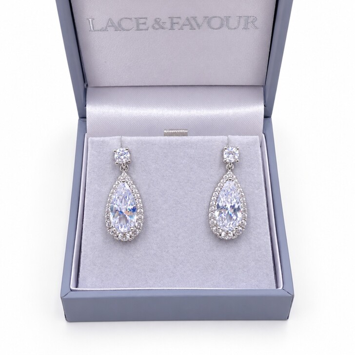 Pendientes largos con zirconitas cúbicas brillantes de Eliza Silver
