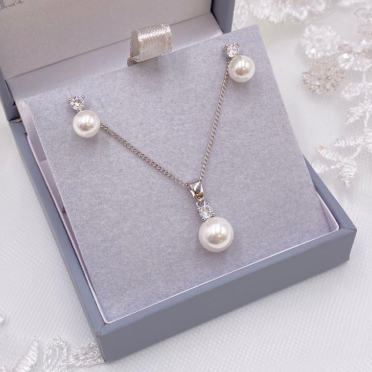 Evie Zierlicher Perlenohrstecker und Anhänger Schmuckset