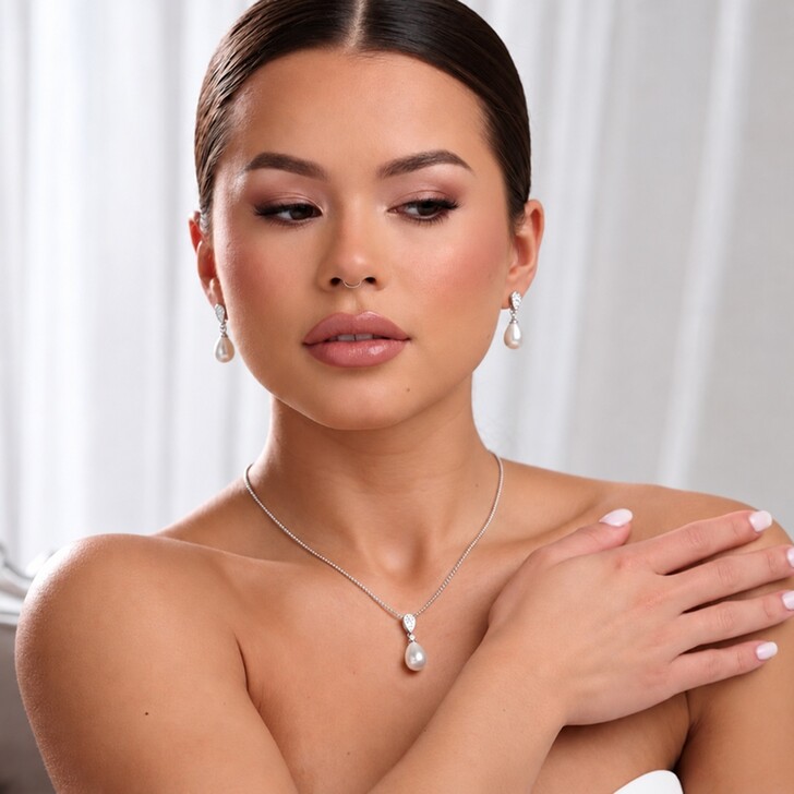 Conjunto de joyas Faye Silver con perlas en forma de lágrima y cristales