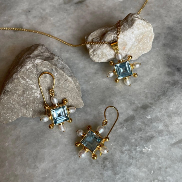 Freya Rose Boucles d'oreilles croix en topaze bleue
