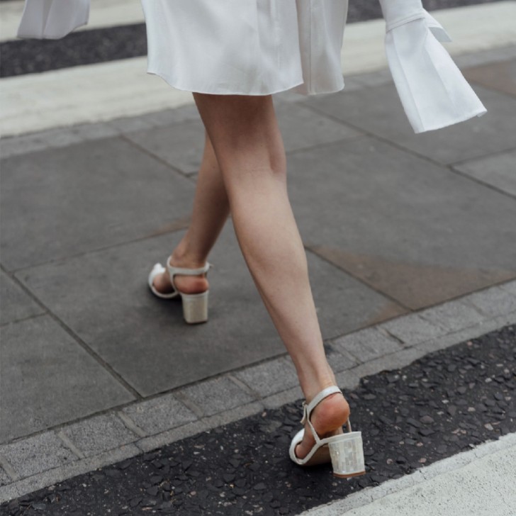 Freya Rose Martina Midi Elfenbeinfarbene Wildleder-Sandalen mit Perlmutt-Blockabsatz