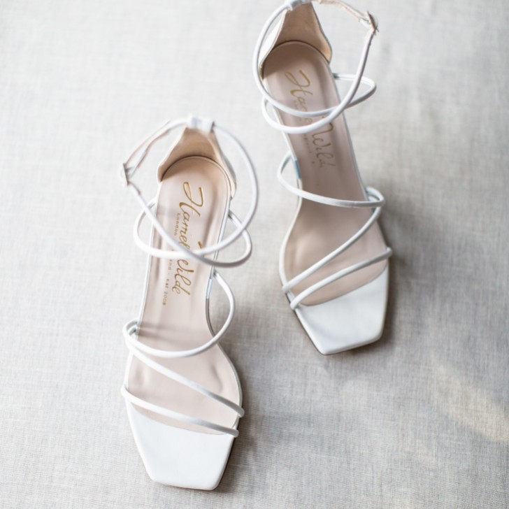 Harriet Wilde Empire Elfenbeinfarbene Leder Riemchensandalen mit mittlerem Absatz und quadratischer Spitze