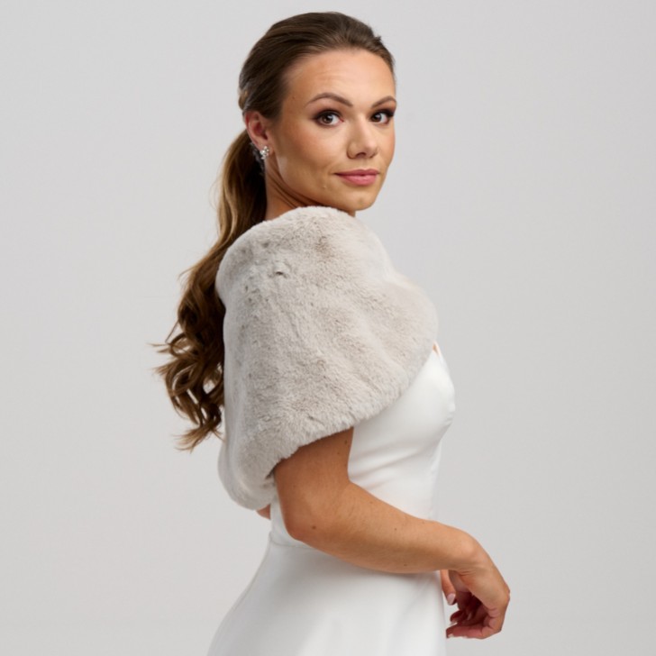 Helen Moore Enveloppe de mariage en fausse fourrure gris brumeux