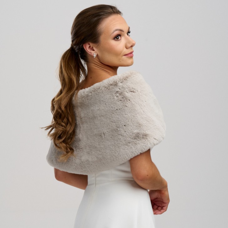 Helen Moore Enveloppe de mariage en fausse fourrure gris brumeux