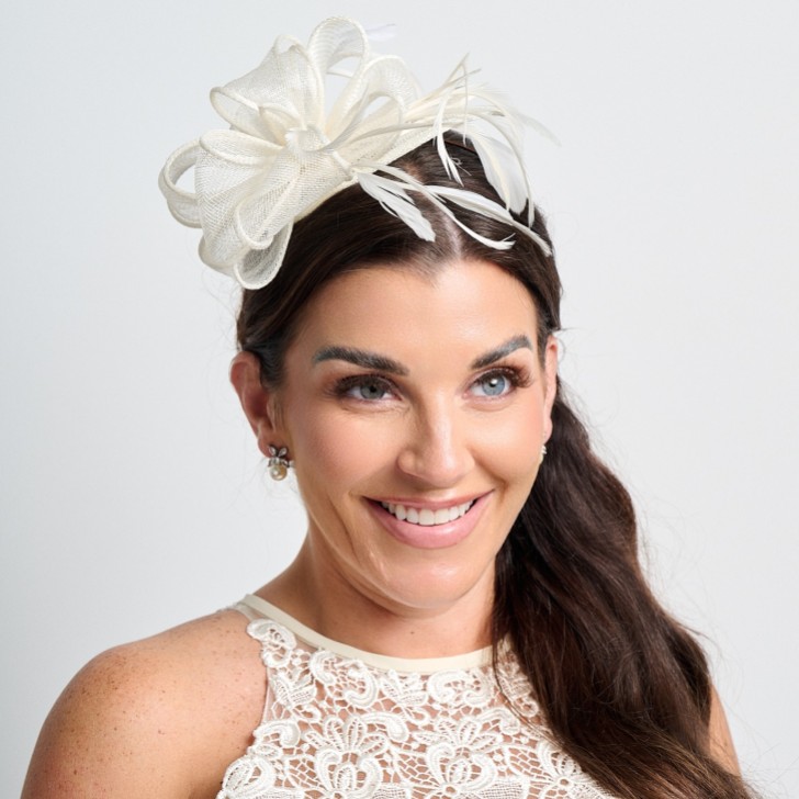 Hochzeitsfascinator aus cremefarbenem Sinamay und Federn