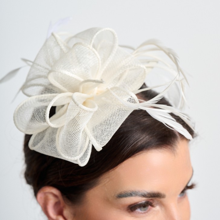 Hochzeitsfascinator aus cremefarbenem Sinamay und Federn