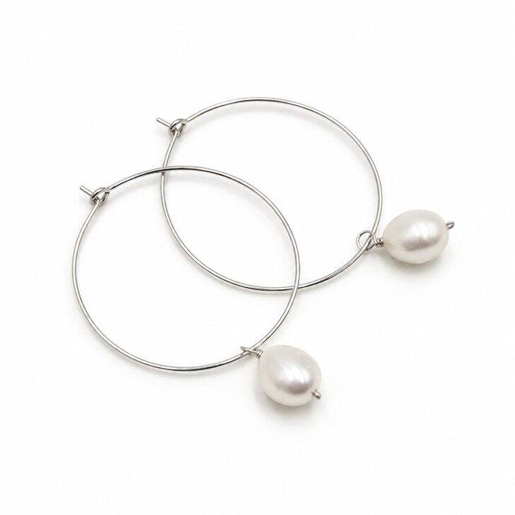 Pendientes de aro de plata delicados de Kaliko con perla de agua dulce colgante
