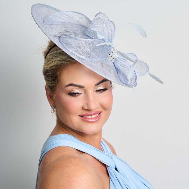 Hellblau Diamante Bogen große Sinamay Scheibe Hochzeit Fascinator