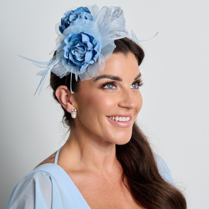 Hellblauer Floral Feder Hochzeit Fascinator