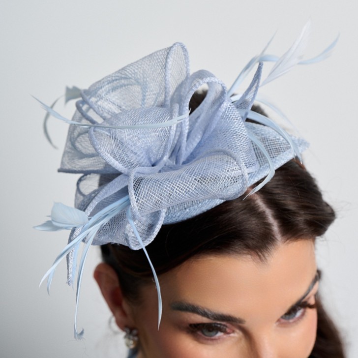 Hochzeitsfascinator aus hellblauem Sinamay und Federn