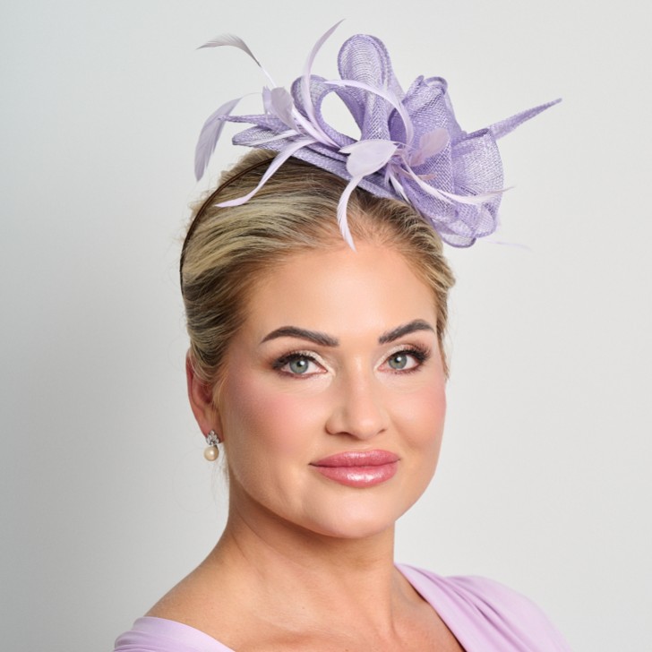 Fliederfarbener Sinamay und Feder Hochzeitsfascinator