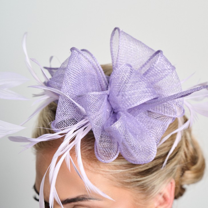 Fliederfarbener Sinamay und Feder Hochzeitsfascinator