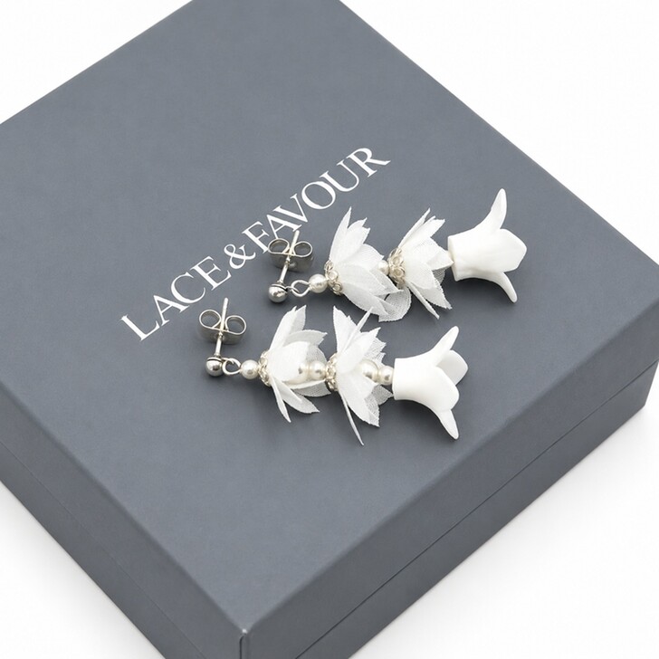 Pendientes largos con motivos florales Lilybelle en color marfil