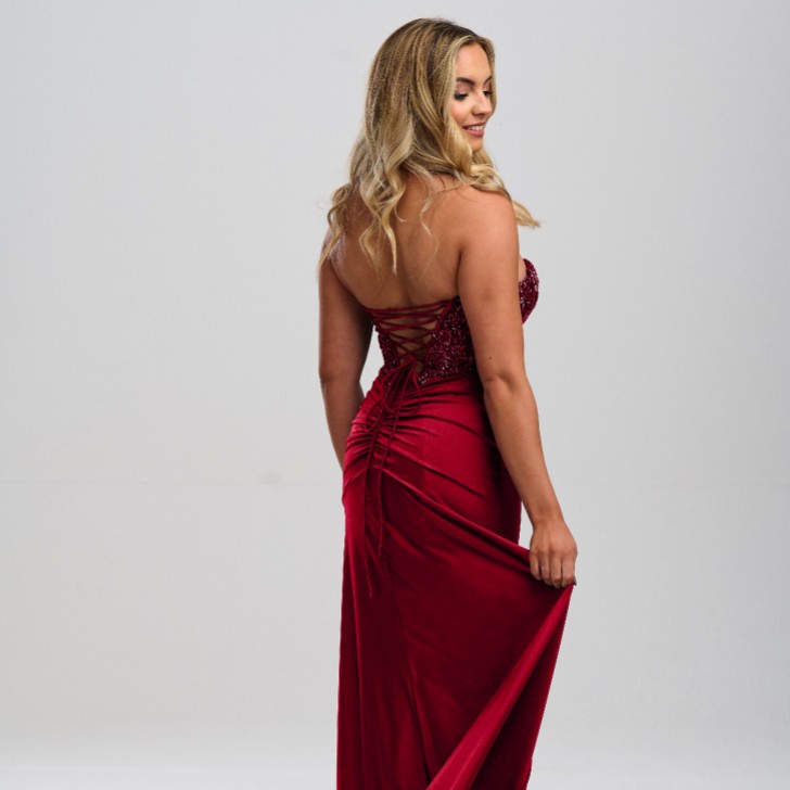 Linzi Jay Burgunderfarbenes trägerloses Perlenkorsett-Abschlussballkleid mit Schlitz