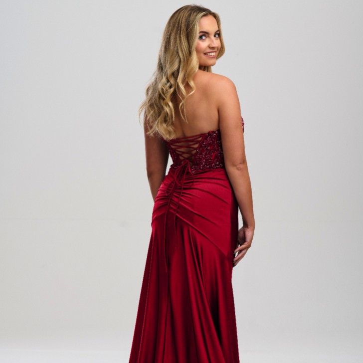 Linzi Jay Burgunderfarbenes trägerloses Perlenkorsett-Abschlussballkleid mit Schlitz